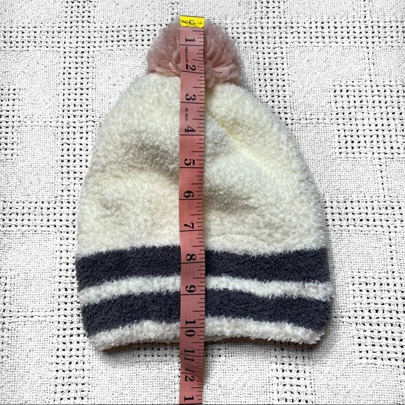 White fuzzy polyester beanie - Picture 2 of 4